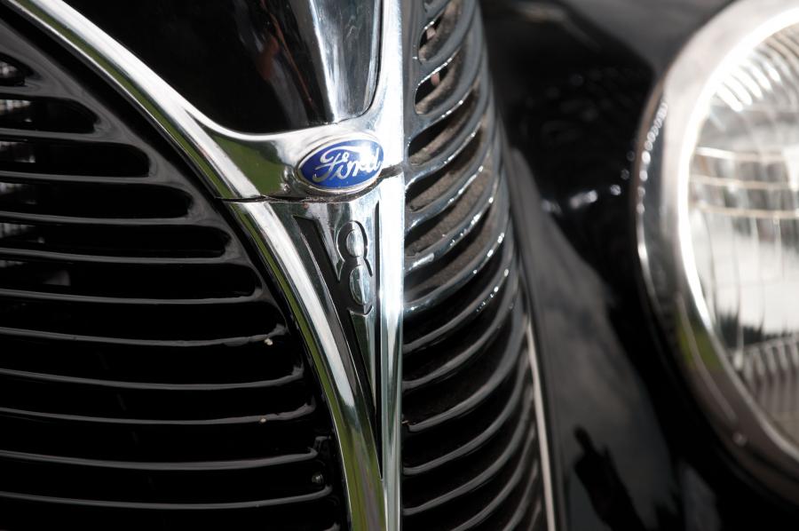  Ford DeLuxe 5-Window Coupe 1938 года  (фото 17 из 22)